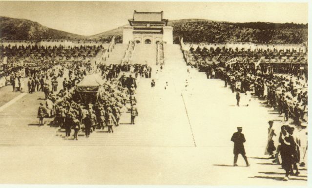 4-10、照片：孫中山靈柩移入祭堂.jpg