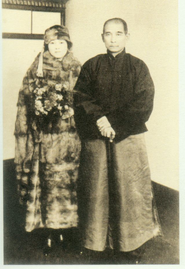 4-2、照片：1924年11月24日孫中山和宋慶齡在神戶的合影。.jpg