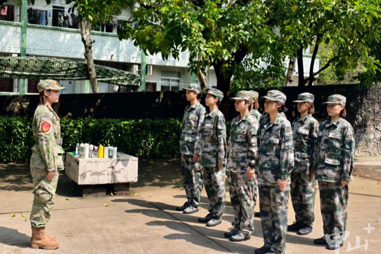 中山“準女兵”接受封閉式集訓(xùn)